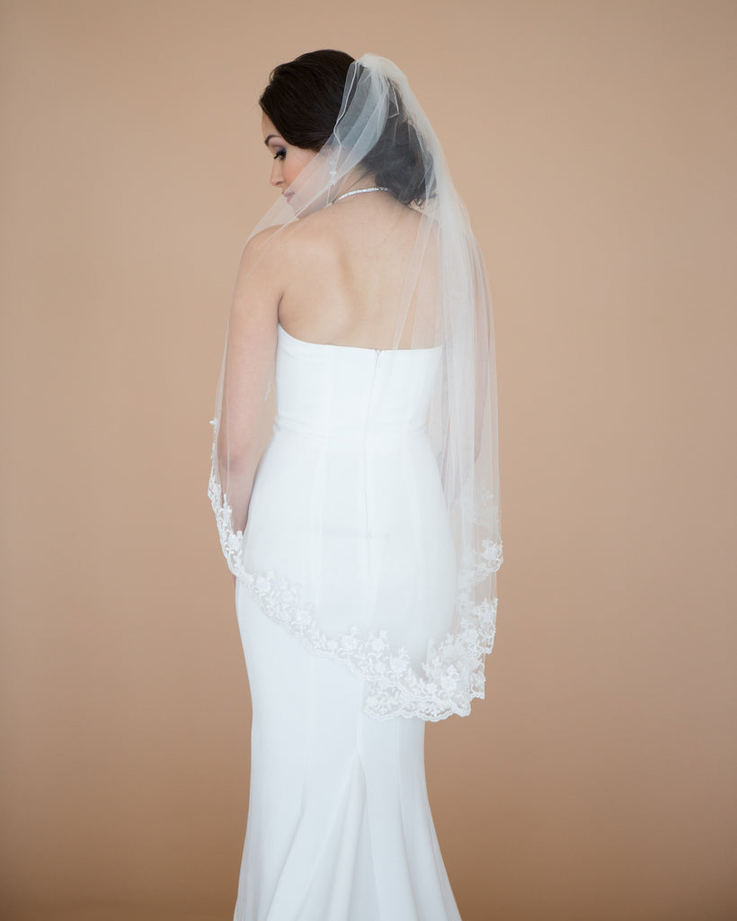 Scalloped Lace Fingertip Veil